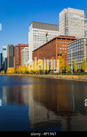 Le Japon, Honshu, Tokyo, Marunouchi, Hibiya-dori et Marunouchi Salon Skyline reflétée dans le Palais impérial douves extérieures Banque D'Images