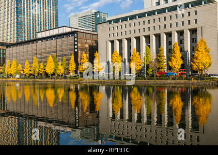 Le Japon, Honshu, Tokyo, Marunouchi, Hibiya-dori et Marunouchi Salon Skyline reflétée dans le Palais impérial douves extérieures Banque D'Images