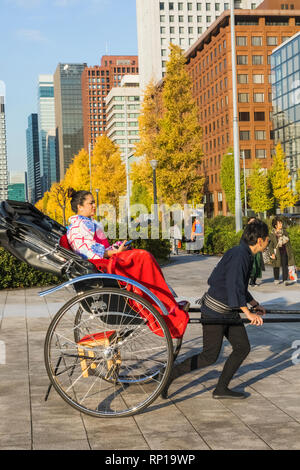 Le Japon, Honshu, Tokyo, Marunouchi, touristiques en Rickshaw Banque D'Images