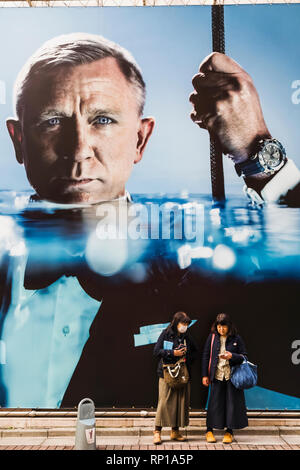 Le Japon, Honshu, Tokyo, Ginza, les femmes en face de Daniel Craig Affiche publicitaire de montres Omega Banque D'Images