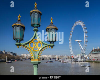 Westminster Bridge point de vue élevé des lampes victoriennes lampes lanternes avec bateau de bus RBU 1 River amarré à la jetée London Eye sur ciel bleu clair scène de jour vista cityscape River Thames Westminster London UK Banque D'Images