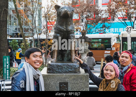 Le Japon, Honshu, Tokyo, Shibuya, les touristes asiatiques posant avec Hachiko Statue Banque D'Images