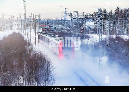 Des trains à grande vitesse modernes se déplace dans la station. Banque D'Images