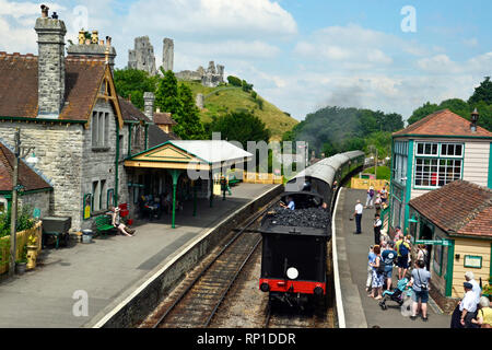 Debout en train à vapeur à Corfe Castle, Swanage Railway Station, Swanage, à l'île de Purbeck, Dorset, UK Banque D'Images