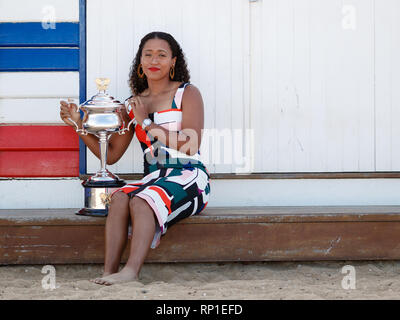 Naomi Osaka avec le programme Daphne Akhurst trophée à la plage de Brighton à Victoria après avoir remporté l'Open d'Australie 2019 contre Petra Kvitova Banque D'Images