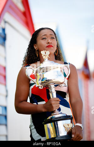 Naomi Osaka avec le programme Daphne Akhurst trophée à la plage de Brighton à Victoria après avoir remporté l'Open d'Australie 2019 contre Petra Kvitova Banque D'Images