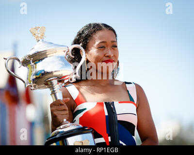 Naomi Osaka avec le programme Daphne Akhurst trophée à la plage de Brighton à Victoria après avoir remporté l'Open d'Australie 2019 contre Petra Kvitova Banque D'Images