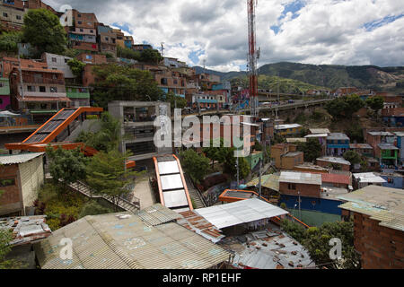 Medellin, Colombie - 20 août 2018 : vue panoramique du 13 arrondissement de la ville, une destination touristique majeure Banque D'Images