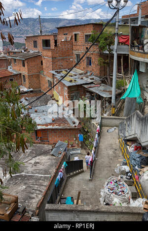 Medellin, Colombie - 20 août 2018 : architecture typique dans le célèbre quartier de la ville 13 Banque D'Images