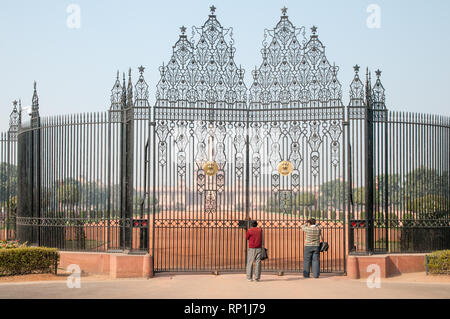 Les touristes à Rashtrapati Bhavan gates. Rashtrapati Bavan, à l'extrémité ouest de Rajpath est la succession présidentielle en Inde. Banque D'Images