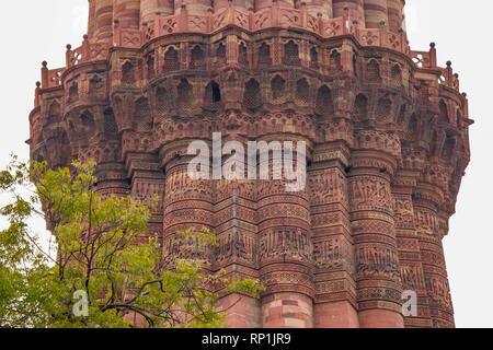 Qûtb minâr mosquée, le plus haut minaret du monde libre à Delhi Inde Banque D'Images