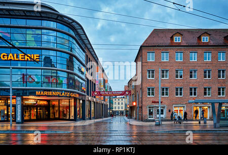 Deutsche Bank sur la Marienplatz, dans la vieille ville de Schwerin. Mecklenburg-Vorpommern, Allemagne Banque D'Images