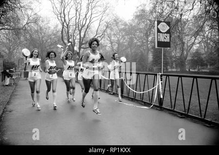 Humour/insolite/sport. La charité Pancake Race. Lincoln's Inn Fields. Février 1975 75-00807-008 Banque D'Images