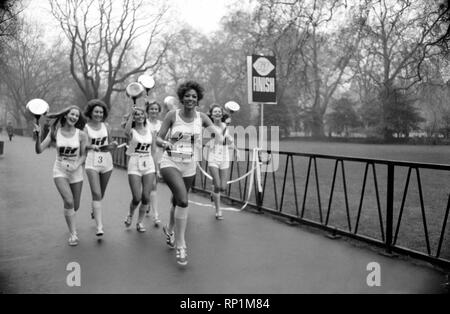 Humour/insolite/sport. La charité Pancake Race. Lincoln's Inn Fields. Février 1975 75-00807-007 Banque D'Images