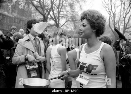 Humour/insolite/sport. La charité Pancake Race. Lincoln's Inn Fields. Février 1975 75-00807-002 Banque D'Images