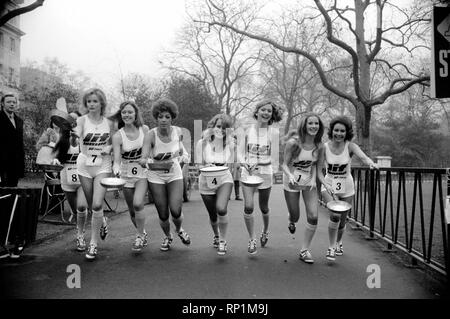 Humour/insolite/sport. La charité Pancake Race. Lincoln's Inn Fields. Février 1975 75-00807-011 Banque D'Images