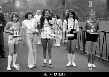 Humour/insolite/sport. La charité Pancake Race. Lincoln's Inn Fields. Février 1975 75-00807-009 Banque D'Images