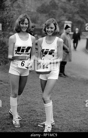 Humour/insolite/sport. La charité Pancake Race. Lincoln's Inn Fields. Février 1975 75-00807-010 Banque D'Images