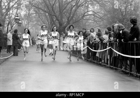 Humour/insolite/sport. La charité Pancake Race. Lincoln's Inn Fields. Février 1975 75-00807-004 Banque D'Images