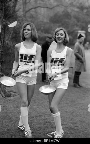 Humour/insolite/sport. La charité Pancake Race. Lincoln's Inn Fields. Février 1975 75-00807-003 Banque D'Images