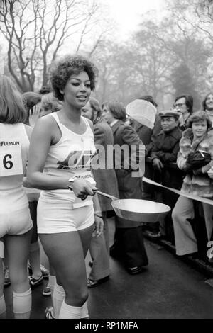 Humour/insolite/sport. La charité Pancake Race. Lincoln's Inn Fields. Février 1975 75-00807-001 Banque D'Images