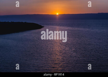 Coucher de soleil sur la mer vu de littoral jordanien Banque D'Images