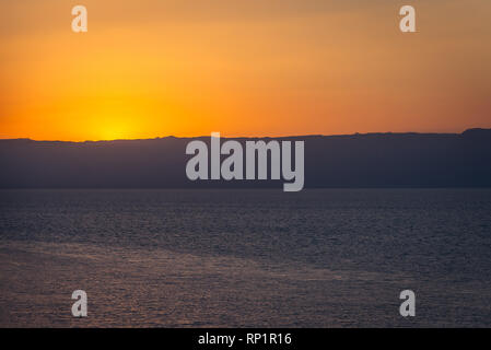 Coucher de soleil sur la mer vu de littoral jordanien Banque D'Images