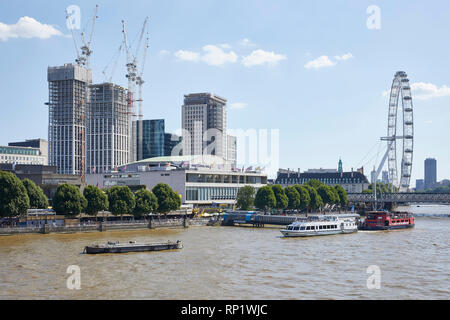 Vue oblique à travers Tamise vers Royal Festival Hall. Plan directeur de Southbank, Londres, Royaume-Uni. Architecte : Mica architectes, 2018. Banque D'Images