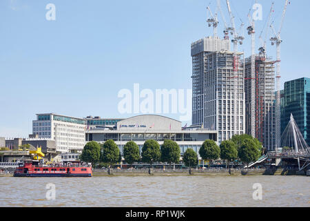 Vue sur la Tamise vers Royal Festival Hall. Plan directeur de Southbank, Londres, Royaume-Uni. Architecte : Mica architectes, 2018. Banque D'Images