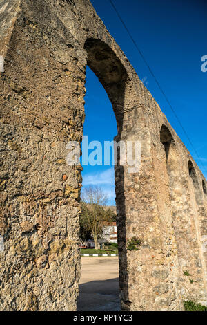 Ancien Aqueduc de Obidos (Aqueduto da Usseira). Faites au 16ème siècle. Obidos, Portugal Banque D'Images