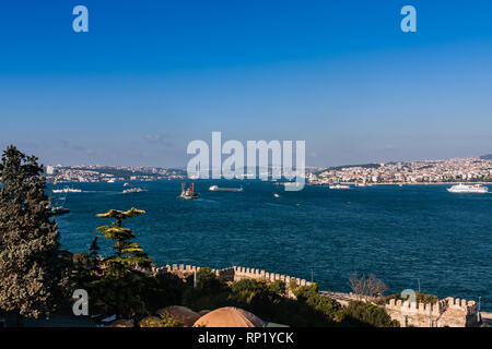 Vue sur la mer de Marmara et le détroit du Bosphore depuis la terrasse du palais de Topkapi, Istanbul Banque D'Images