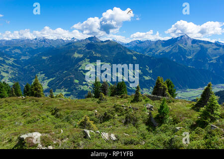 Paysage de montagne d'été avec bleu ciel nuageux et parapente. Autriche, Tyrol, vallée du Zillertal, la Haute Route alpine du Zillertal. Banque D'Images
