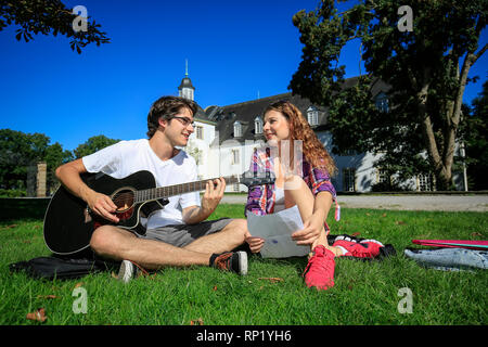 24.08.2016, Essen, Rhénanie du Nord-Westphalie, Allemagne - Schlosspark Borbeck, Moni et Jascha répéter pour la prochaine performance, photographiée à l'img 0732 [800 600] Banque D'Images