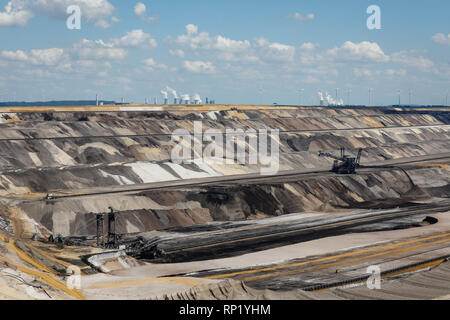 20.06.2018, Juechen, Rhénanie du Nord-Westphalie, Allemagne - RWE Garzweiler mine à ciel ouvert de lignite, ici avec vue de RWE Power AG Kraftwerk Frimmersdorf un Banque D'Images