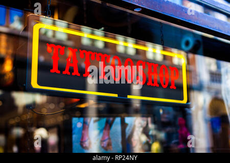 Vitrine avec Tatoo Shop signe sur in. Concept de promotion de Tatoo. Banque D'Images