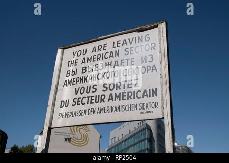 Le Checkpoint Charlie, l'un des plus célèbres attractions de Berlin, Allemagne. Banque D'Images