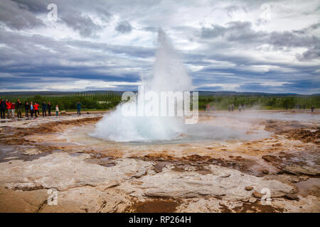 Haukadalsvegur, Islande - Juillet 21, 2015 : les touristes l'observation d'éruption du Strokkur geysir Haukadalur vallée géothermique à. Strokkur (islandais pour c Banque D'Images