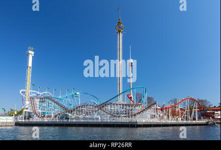 Stockholm, Suède - mai 4, 2016 : Grona Lund vue front de mer, le parc d'attractions saisonnières avec les montagnes russes et manèges Banque D'Images