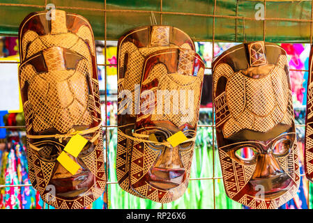 ARUTANGA, Aitutaki, ÎLES COOK - 30 septembre 2018 : des masques en bois sur le marché local. Avec selective focus Banque D'Images