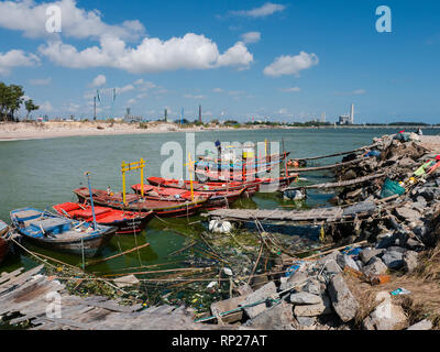 Petit port de pêche à Map Ta Phut, la province de Rayong en Thaïlande. Dans le fond, la zone industrielle de plus en plus de Map Ta Phut. Banque D'Images