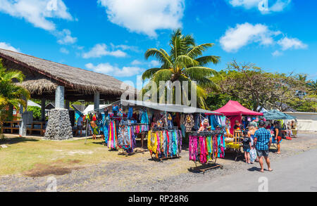 ARUTANGA, Aitutaki, ÎLES COOK - 30 septembre 2018 : vue sur le marché local. L'espace de copie pour le texte Banque D'Images