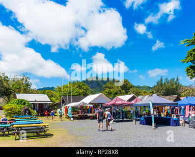 ARUTANGA, Aitutaki, ÎLES COOK - 30 septembre 2018 : vue sur le marché local. L'espace de copie pour le texte Banque D'Images