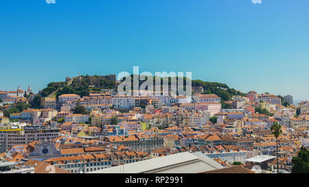 Vue panoramique sur le centre de Lisbonne du point de vue appelé : Miradouro de Sao Pedro de Alcantara avec le quartier de Baixa et Castelo Banque D'Images