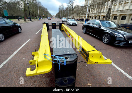 Londres, Angleterre, Royaume-Uni. Le terrorisme anti-Tableaux de barrières à l'entrée du Mall, à Trafalgar Square Banque D'Images