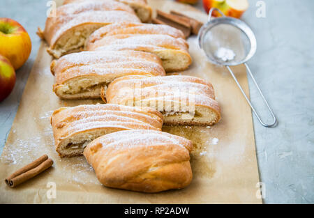 Strudel aux pommes feuilletée, pâtisserie maison aux pommes et cannelle, savoureux dessert sucré apple Banque D'Images