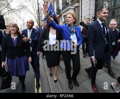 Ancien député travailliste Chuka Umunna (deuxième à gauche), avec les députés conservateurs Heidi Allen et Anna Soubry à mesure qu'ils arrivent pour une conférence de presse à One Great George Street à Londres, à la suite de l'annonce qu'ils ont démissionné du parti conservateur et a rejoint le groupe de députés indépendants. Banque D'Images