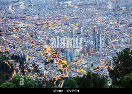 La COLOMBIE, Bogota, le quartier central des affaires dans la capitale au crépuscule Banque D'Images