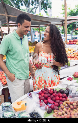 Un jeune couple shopping dans un marché sous les tropiques Banque D'Images