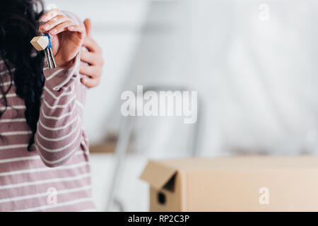 Portrait de femme tenant les clés à nouveau accueil près de mari Banque D'Images