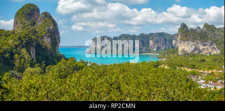 Vue panoramique de Railay Beach de hill viewpoint, province de Krabi, Thaïlande. Banque D'Images